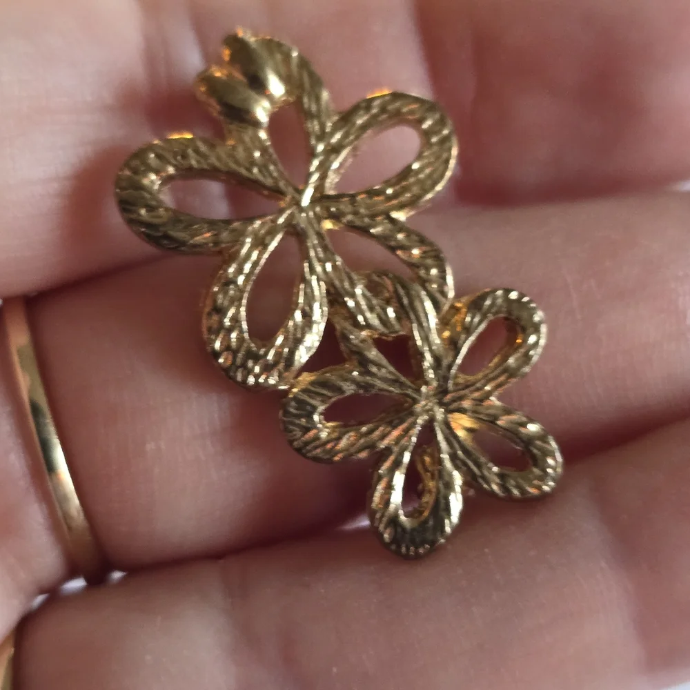 Flower hair clip barrette floral gold tone daisy accessory garden